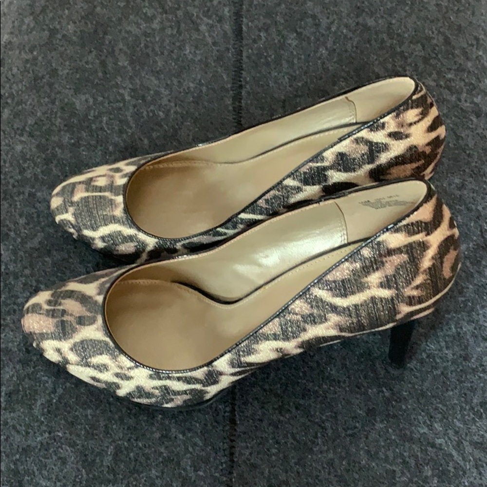 Leopard print heels never worn